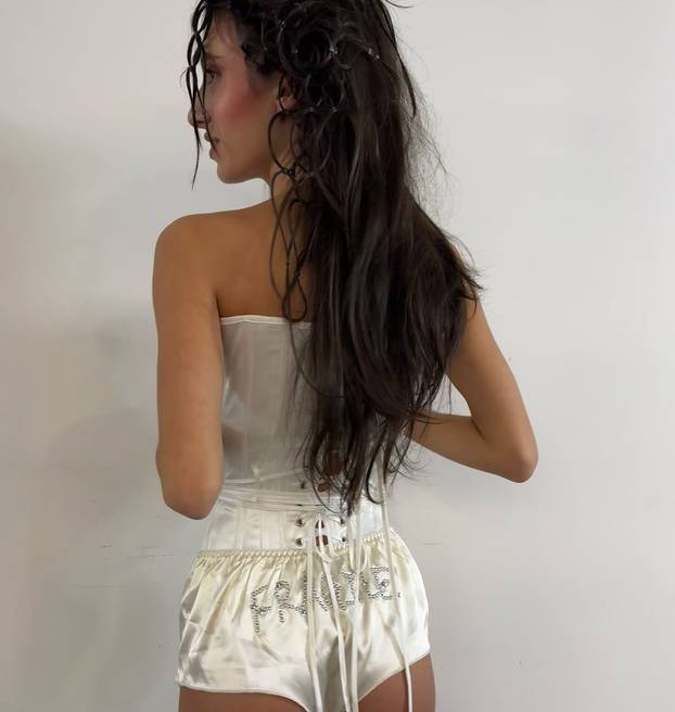 FOTO Golišave sestre Censori: Ni Angelina baš ne voli grudnjake