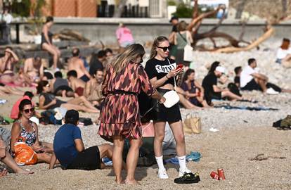 FOTO Ni jugo, a ni valovi njih ne brinu kad je u moru i vani 23°C. U Dubrovniku i Zadru je još ljeto