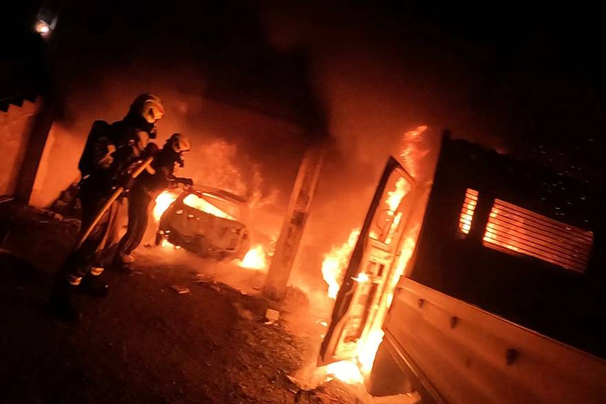 Zapalio dva auta i kamion u Zagrebu. &Scaron;teta vi&scaron;e desetaka tisu&cacute;a eura, tra&zcaron;e po&ccaron;initelja