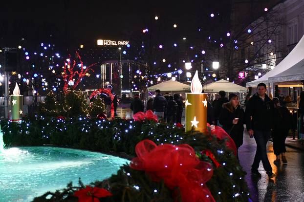 FOTO Advent u Slavonskom Brodu: Dvije lokacije, nove atrakcije i nezaboravni doživljaji