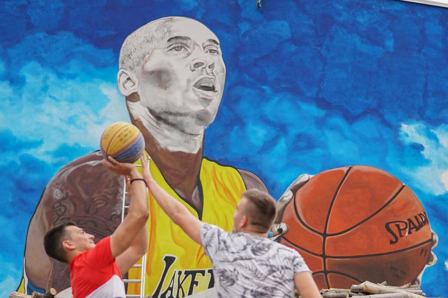 Bosanska Gradiška: Divovski mural Kobea Bryanta uz košarkaško igralište osnovne škole