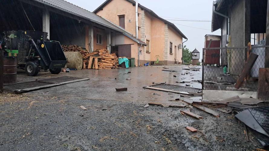 FOTO Nevrijeme kod Križevaca oštetilo krov: 'Prošlo je kao pijavica i napravilo veliku štetu'