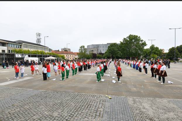 Varaždin: Stotinu maturanata varaždinskih srednjih škola plesalo tradicionalnu Quadrillu