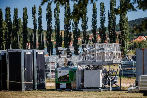 Sinj: Pripreme na Hipodromu za koncert Marka Perkovića Thompsona