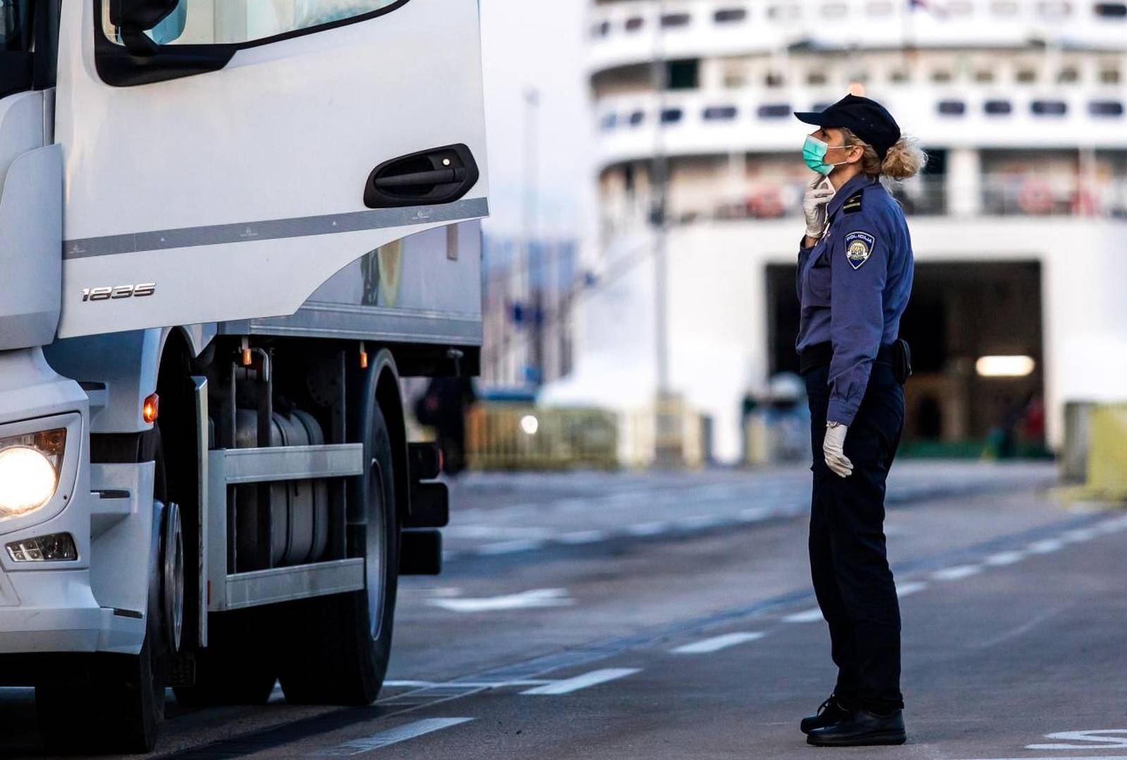 Trajekt iz Italije uplovio u Split s posebnim mjerama zaštite od koronavirusa