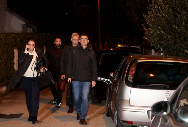 Dolazak inspektora u kuću Andrije Mikulića koji je uhićen u akciji USKOK-a