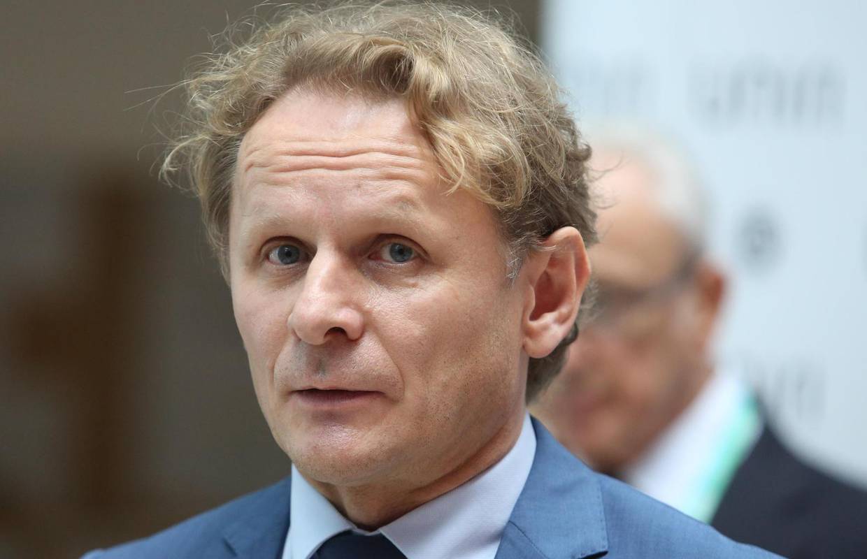 Đikić zabrinut: 'Svaki dan izgubimo jedan autobus ljudi, ne treba plaćati loše testove'