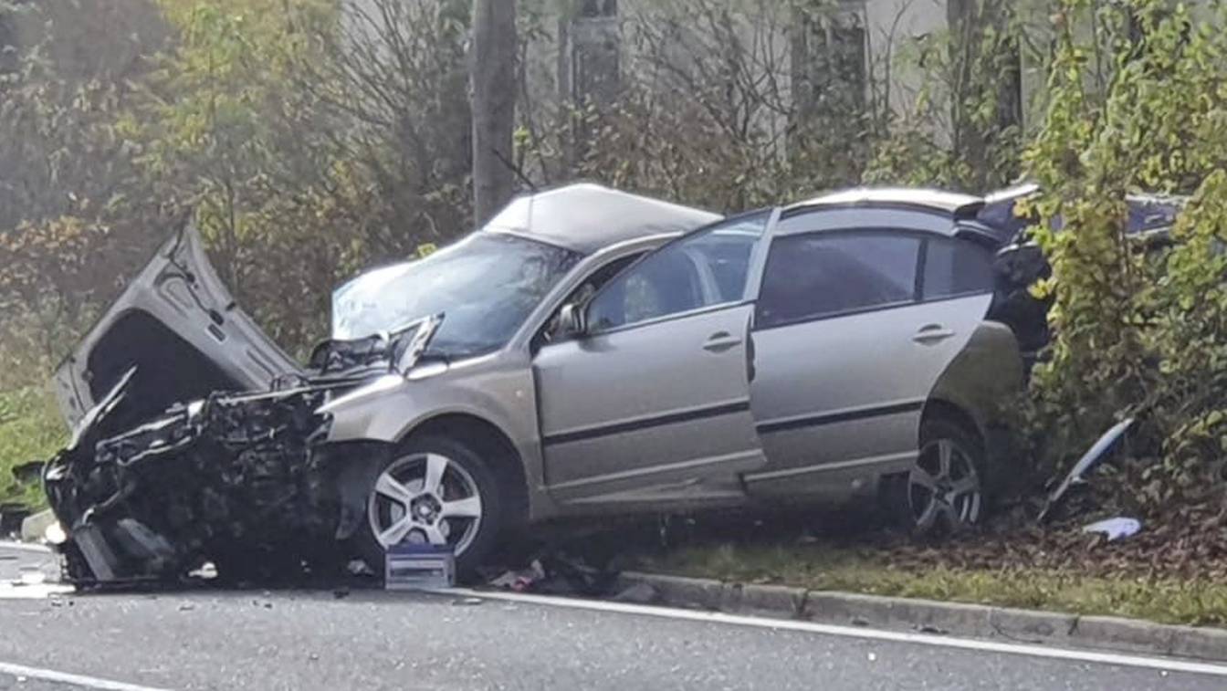 Tri mrtva u sudaru kod Udbine: Policajac u Škodi prešao u krivi smjer, poginula i dva radnika...