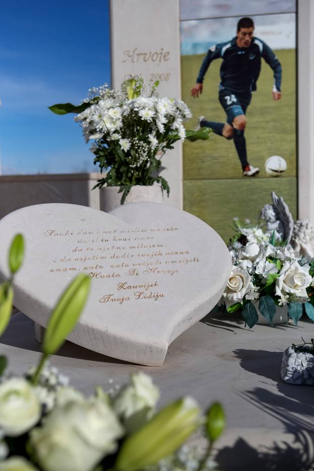 Murvica: Polaganje vijenaca na grob Hrvoja &Cacute;usti&cacute;a povodom 15. obljetnice njegove smrti