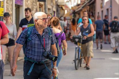 Turisti u Puli iskoristili dan za šetnju i fotografiranje grada