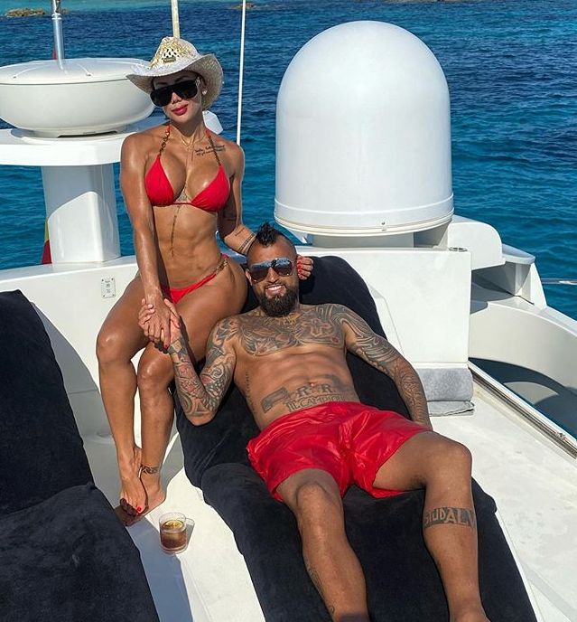 FOTO Vidal uživa na godišnjem odmoru sa suprugom, pokazala je bujne obline u mini bikiniju