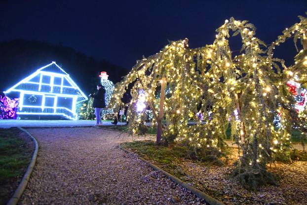 Magično Božićno blagdansko imanje obitelji Salaj zabljesnulo je u punom sajaju