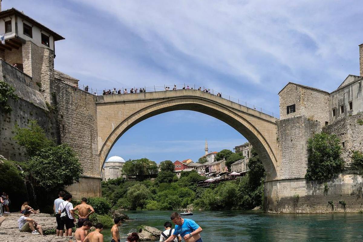 Skok sa Starog mosta bez aplauza: 'Odajemo počast žrtvama genocida u Srebrenici'