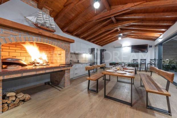 FOTO Privatna plaža i infinity bazen: Moderna vila blizu Zadra prodaje se za 3 milijuna eura