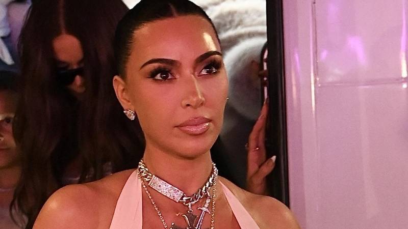 FOTO Lateks, duboki dekolte i križ među grudima: Kim jedva obuzdala svoje bujne obline...