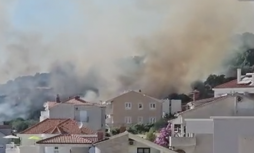 Požar u Podstrani: Prijetio je kućama, stavili ga pod kontrolu