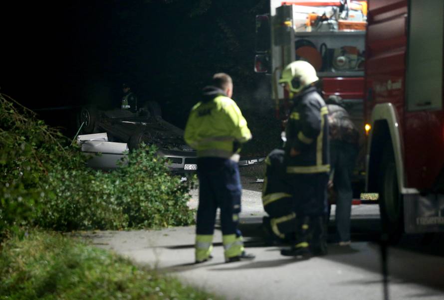 Opet tragedija: Autom sletio s ceste, poginula su dva mladića