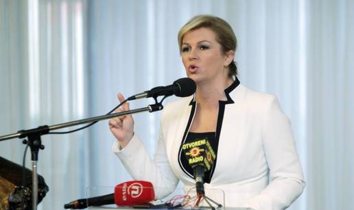 Kolinda prozvala Josipovića: Samo dijeli odličja i to je sve