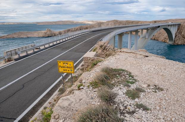 Bura s olujnim udarima stvara probleme u prometu, Paški most zatvoren za sve osim osobnih auta