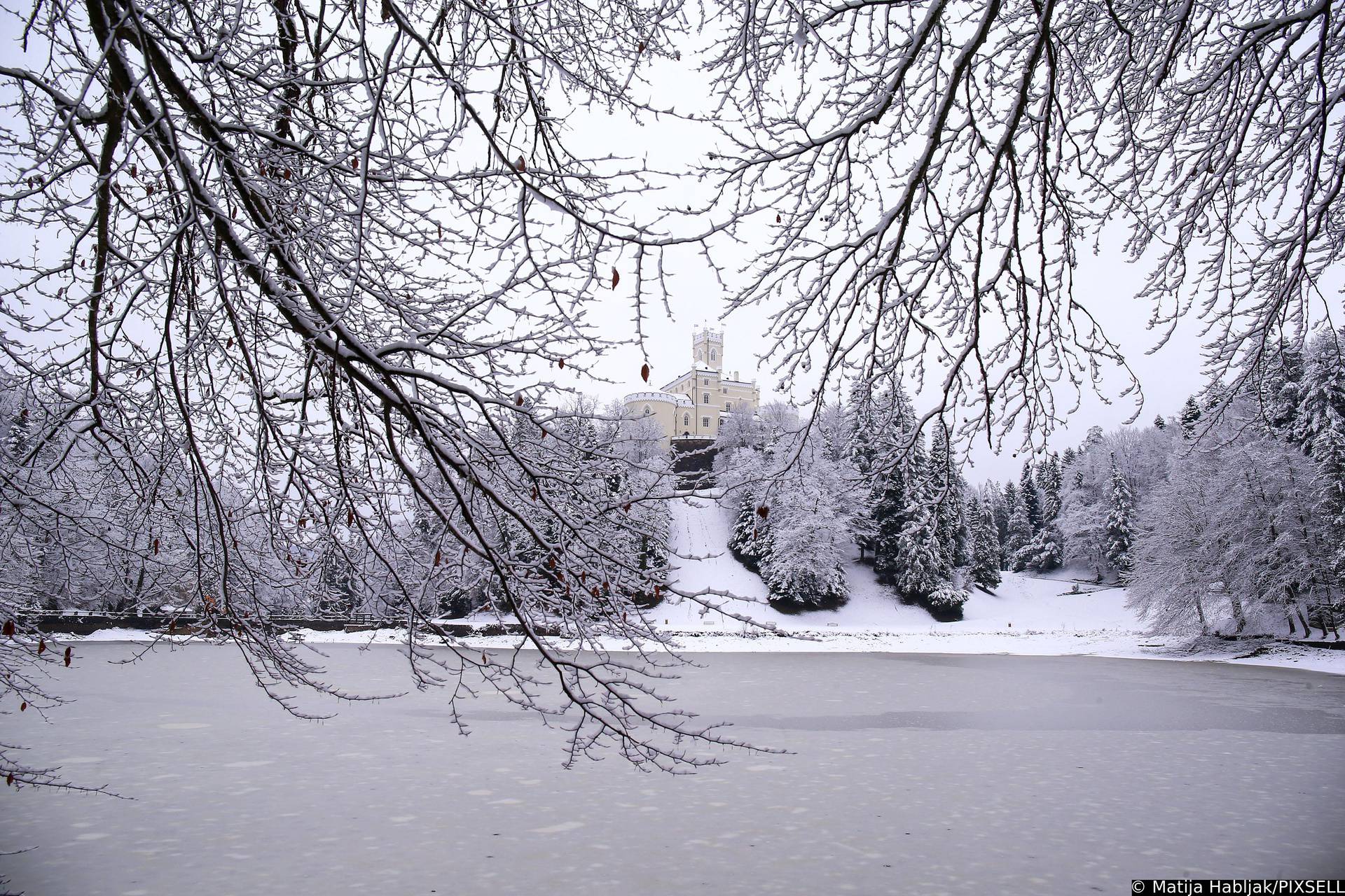 Dvorac Trakošćan izgleda kao dio predivne zimske bajke