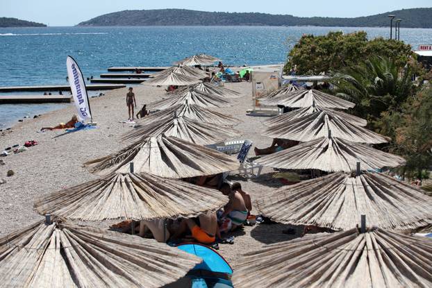 Brodarica: Turisti osvježenje od vrućine pronašli na plaži Rezalište
