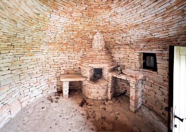 FOTO I ovoga ima: Netko u Istri prodaje kažun - kamenu kućicu. Ima 17m2, a ovo joj je cijena