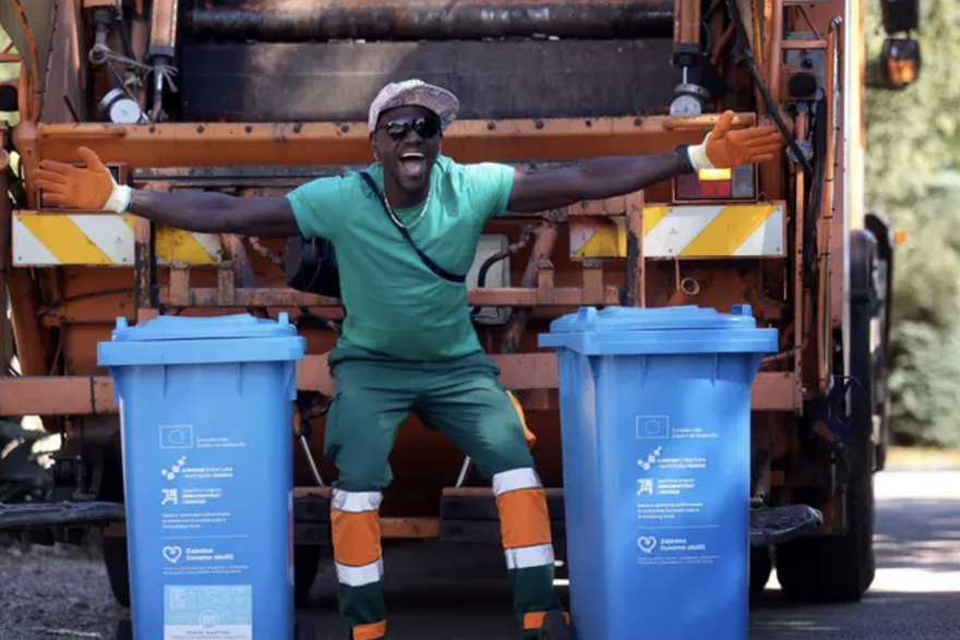 Senegalac Abi radi u komunalcu i plesom uveseljava otok Krk! 'Sre&cacute;a mi je odluka, a ne stanje'