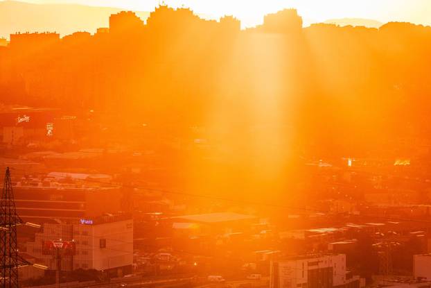 Mravince: Pogled na Split i zalazak sunca iza tmurnih oblaka