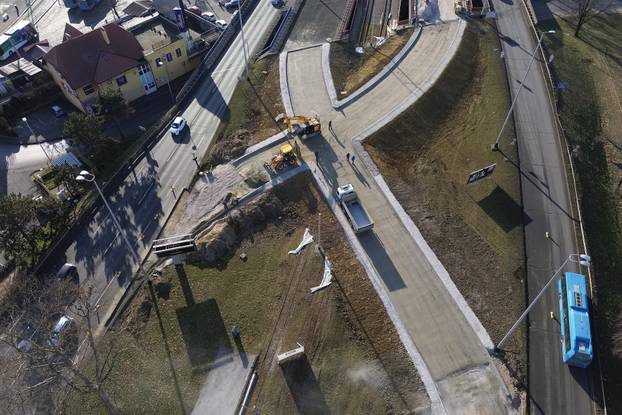 Zagreb: Pogled iz zraka na prometne gužve na prilaznim cestama Jadranskom mostu