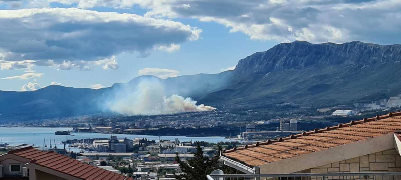 Požar u Kaštel Sućurcu: Zapalio se prostor oko šume, dalekovod će biti isključen do daljnjeg...