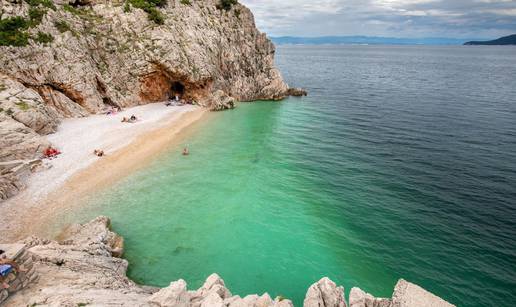 Samo rijetki uspiju pronaći ovu prekrasnu plažu podno Brseča