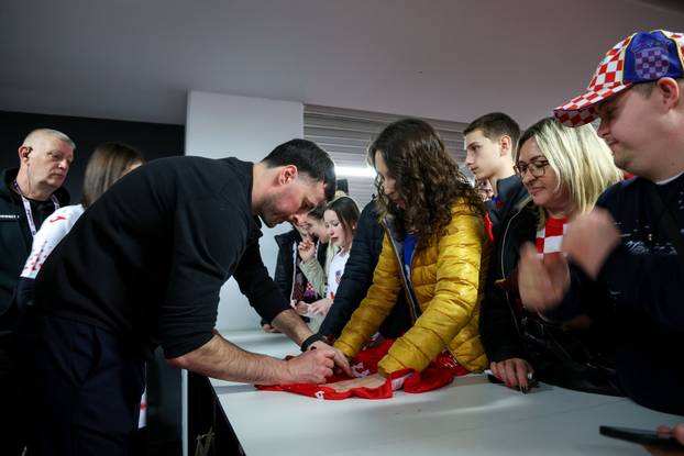 Zagreb: Domagoj Duvnjak, Igor Karačić i Ivan Pešić potpisuju navijačke rekvizite