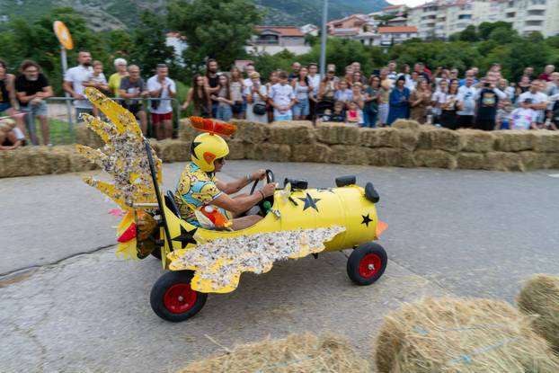 Senj: Održana 1. Senjska maškarana utrka 'Gravity race Senj 2025' podno tvrđave Nehaj