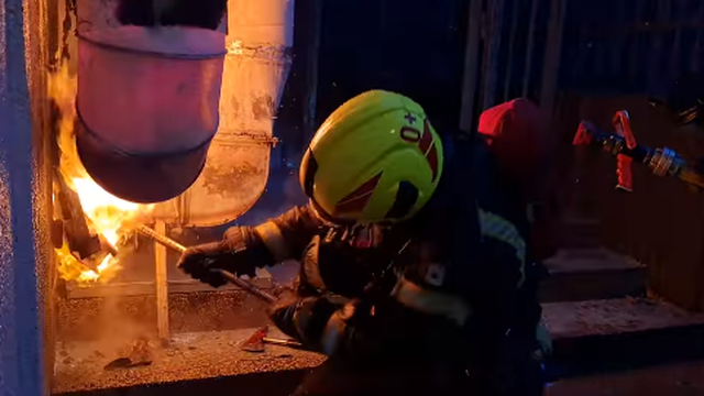 VIDEO Buknuo požar u zgradi kina Tuškanac, vatrogasci su objavili akciju gašenja požara