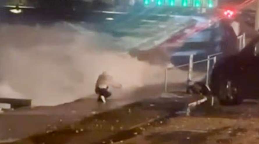 VIDEO Ovo je trenutak u kojem je tinejdžerica skoro stradala: 'Htjela je selfie usred oluje!'