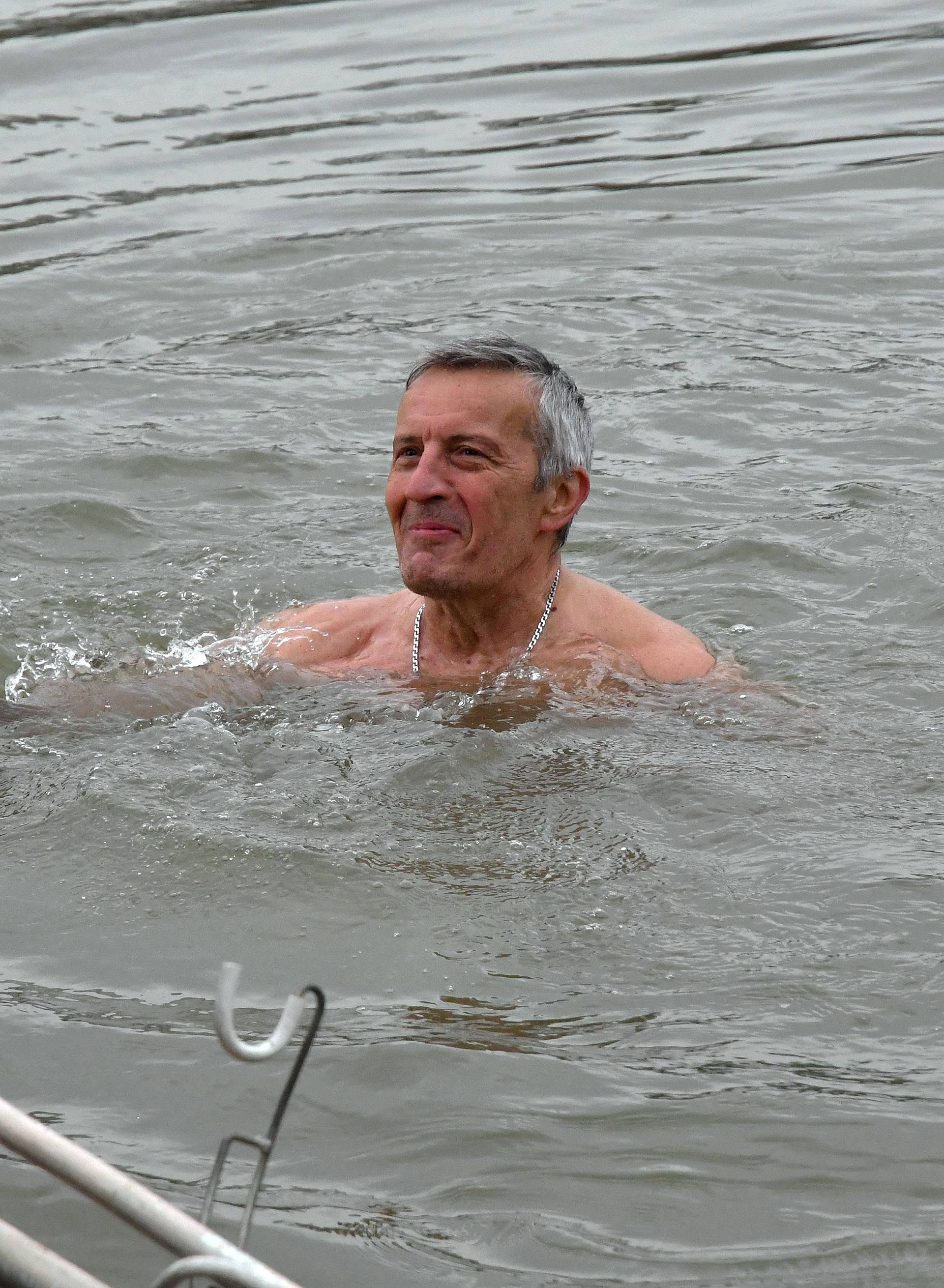Slavonski Brod - Brodjanin Zvonimir Karadza (68) svake godine na Silvestrovo zapliva u ledenoj Savi.