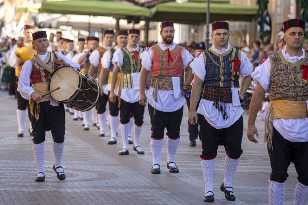 Vinkovci: Svečani mimohod sudionika 60. Vinkovačkih jeseni