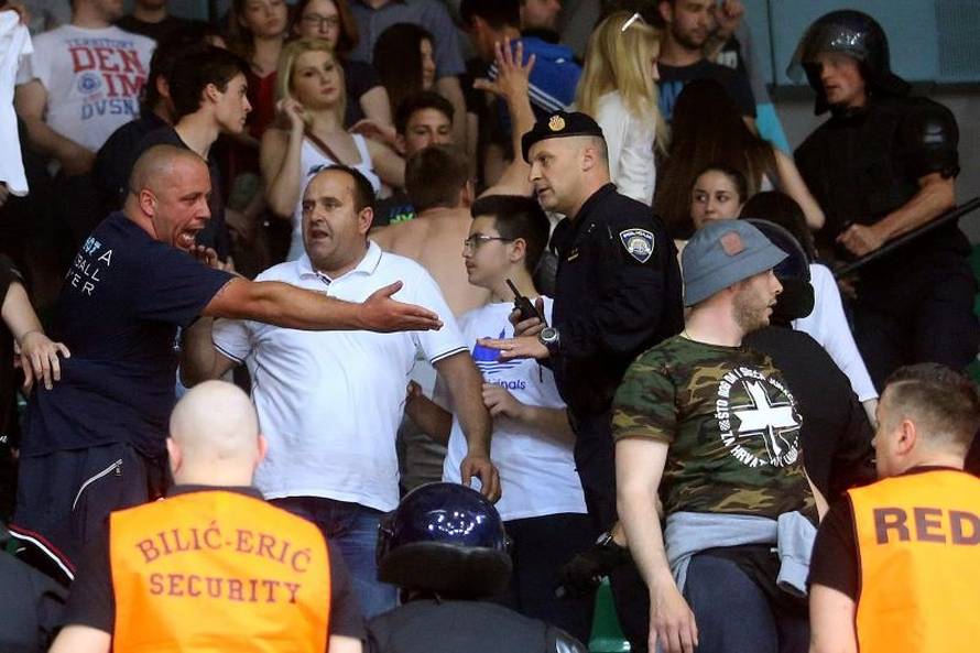 Frka u dvorani: Zadrani palili zastave i tukli se s policijom