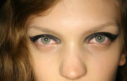 Spavanje s kontaktnim lećama može voditi infekciji i sljepoći