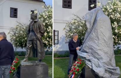 Članovi Domovinskog pokreta u Kumrovcu prekrili spomenik Titu ceradom i pjevali budnice...