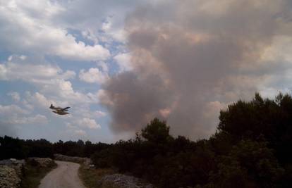 Gori u zaleđu Vodica: Požar gase vatrogasci i zračne snage