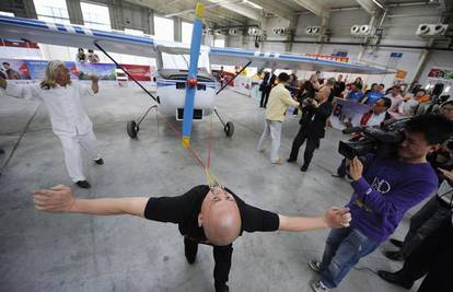 Kinez (50) očnim kapcima pet metara vukao avion