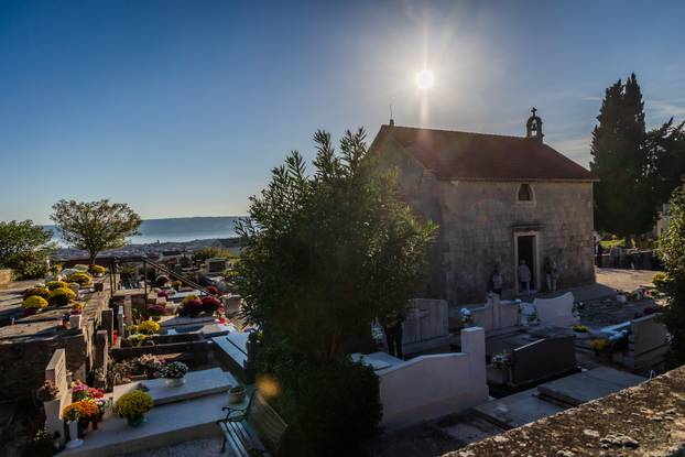 Kaštel Stari: Groblje Sv. Nikole i misa povodom blagdana Svih svetih