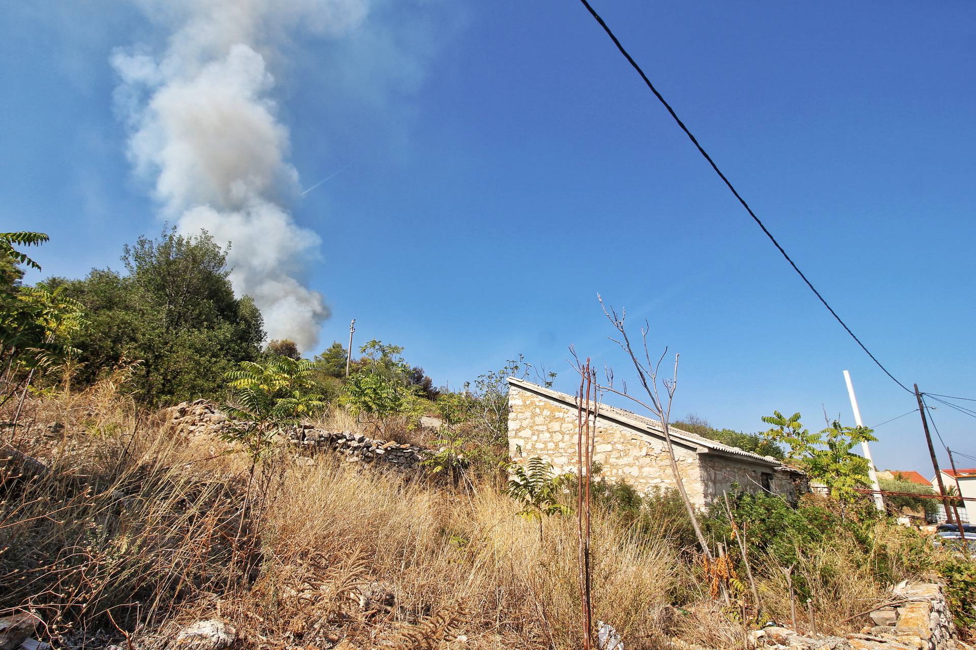Dan nakon velikog požara: Vatrogasci još uvijek nadziru teren, vatra povremeno izbija