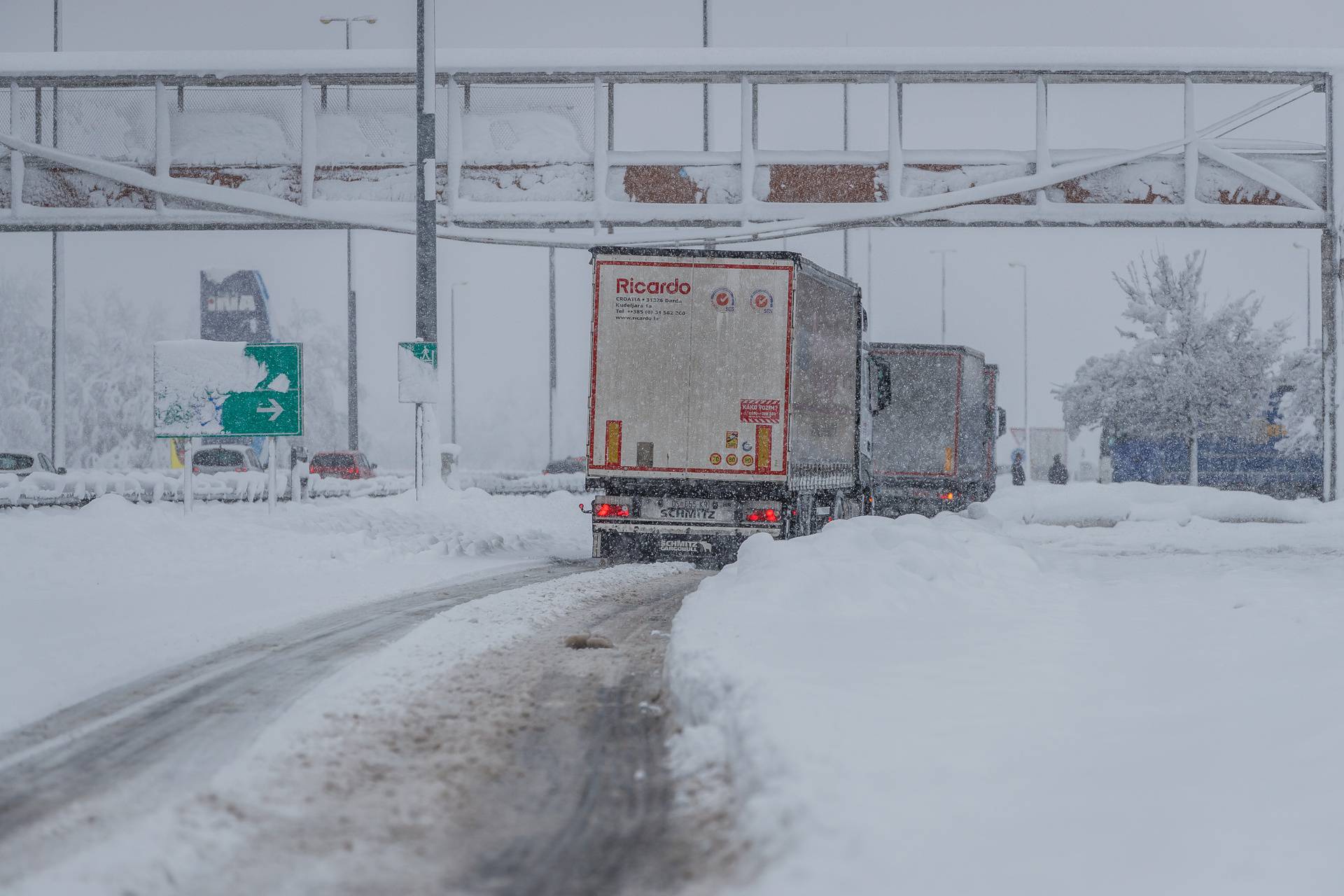 Zimski uvjeti na cestama, u Lici i dalje pada snijeg