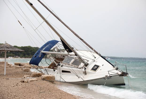 Zbog jakog juga nasukala se jedrilica na plaži u Jadriji