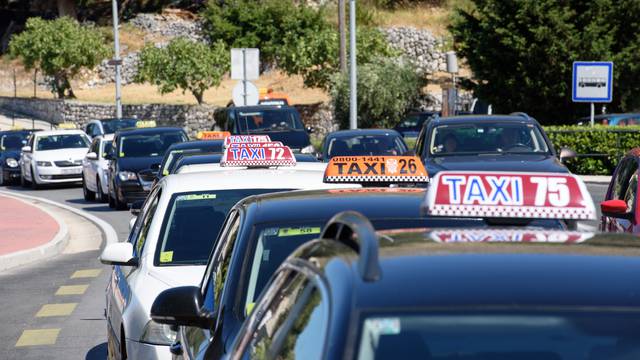 Taksisti su zbog Ubera opet najavili prijave i prosvjede