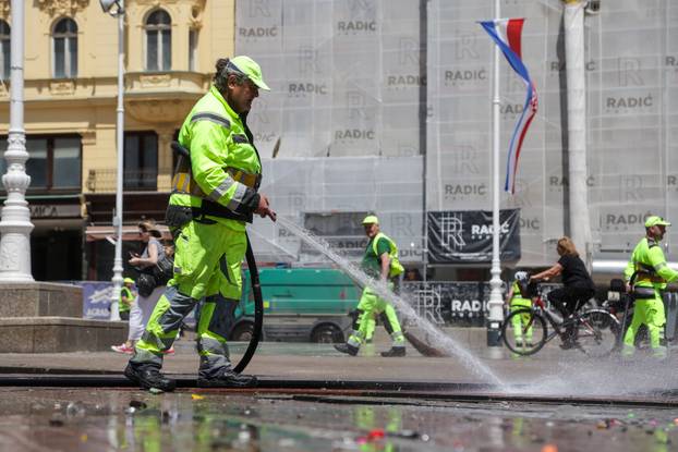 Zagreb: Radnici Čistoće čiste trg nakon slavlja maturanata