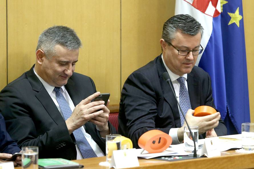 HNS-ovci poklonili budilice i poručili Vladi da se probudi