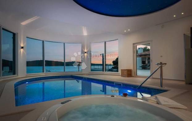 FOTO Ova luksuzna vila kod Šibenika ima čak dva bazena, a prodaje se za 5 milijuna eura